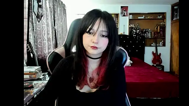 Maki Zein  online show from April 7, 8:42 pm