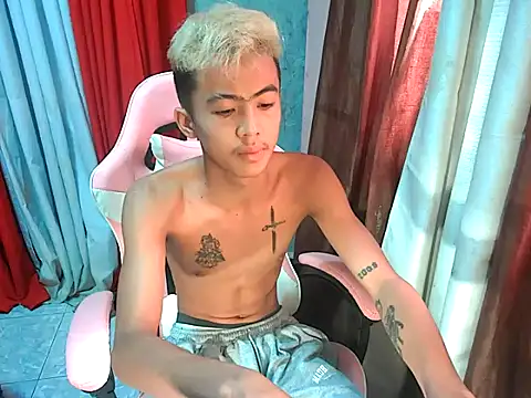 Snapshot of boy_raphael chatting on February 25, 12:20 am boy raphael online show from February 25, 12:20 am