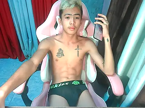 Snapshot of boy_raphael chatting on March 1, 2:52 pm boy raphael online show from March 1, 2:52 pm