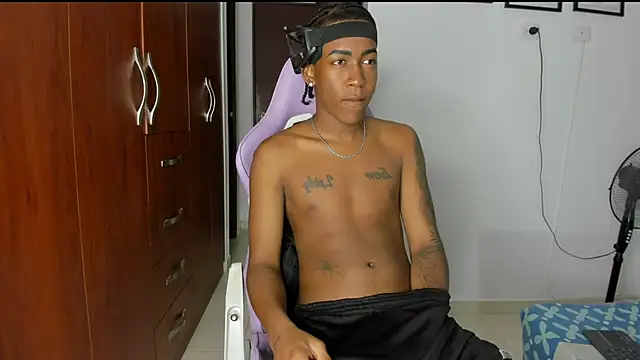 Snapshot of latin_kay1 chatting on February 24, 11:47 pm latin kay1 online show from February 24, 11:47 pm