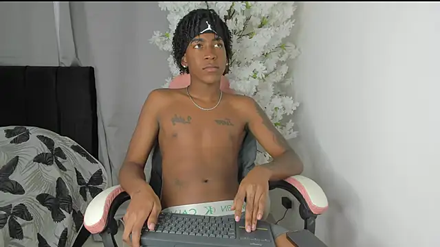 Snapshot of latin_kay1 chatting on March 17, 7:39 pm latin kay1 online show from March 17, 7:39 pm