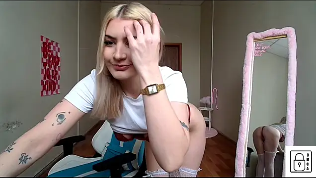 Snapshot of LizzyCumm chatting on February 19, 10:33 am LizzyCumm online show from February 19, 10:33 am