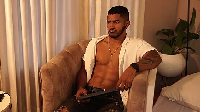 Snapshot of Reik_Vonn chatting on October 16, 12:17 pm Reik Vonn online show from October 16, 12:17 pm