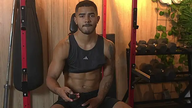 Snapshot of Reik_Vonn chatting on November 7, 12:16 pm Reik Vonn online show from November 7, 12:16 pm