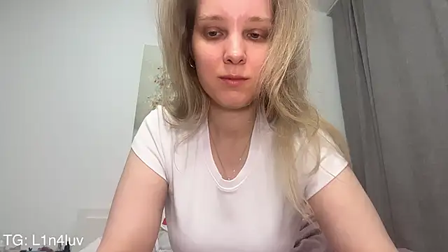 AIicaparkerc online show from April 21, 1:18 am