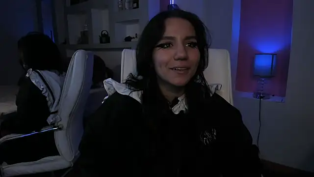 HollyPeach online show from April 2, 1:09 pm