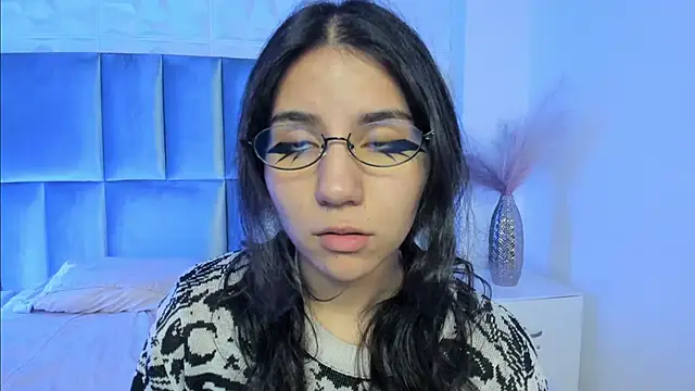 HollyPeach online show from April 14, 7:31 pm