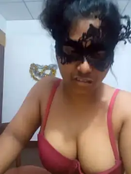 Expose Queen online show from April 8, 5:02 pm