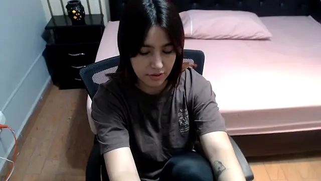 Snapshot of 1evelinewood chatting on March 17, 1:25 pm 1evelinewood online show from March 17, 1:25 pm