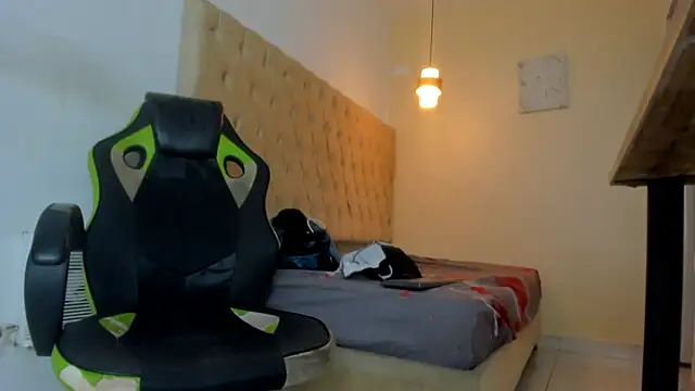 Hotblosson online show from December 18, 1:28 pm