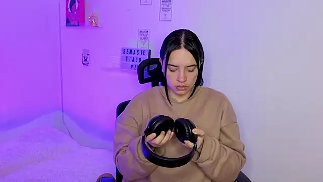 Emily Lindey online show from March 20, 6:51 am