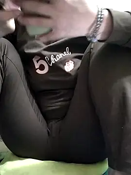 Snapshot of Amanda-_ena- chatting on November 2, 6:27 am Amanda- ena- online show from November 2, 6:27 am