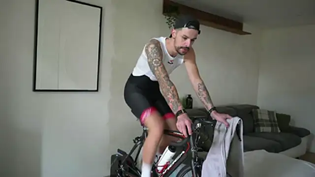 monsieurguitsxxx online show from February 6, 12:08 pm