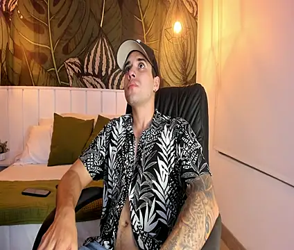 Snapshot of Mike_montoya01 chatting on October 17, 11:29 pm Mike montoya01 online show from October 17, 11:29 pm