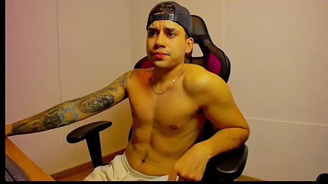 Snapshot of Mike_montoya01 chatting on December 4, 10:18 pm Mike montoya01 online show from December 4, 10:18 pm