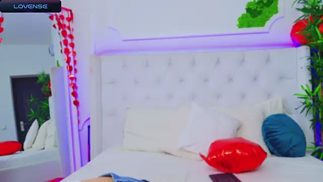 Snapshot of AriannaSins chatting on February 18, 1:33 pm AriannaSins online show from February 18, 1:33 pm