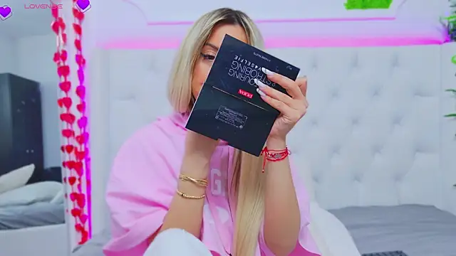 Snapshot of AriannaSins chatting on March 11, 4:29 pm AriannaSins online show from March 11, 4:29 pm