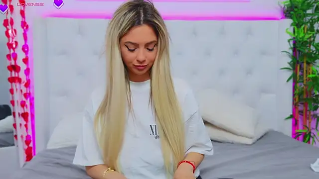 Snapshot of AriannaSins chatting on March 12, 7:49 pm AriannaSins online show from March 12, 7:49 pm