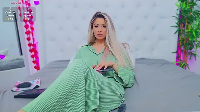 Snapshot of AriannaSins chatting on March 18, 7:53 pm AriannaSins online show from March 18, 7:53 pm