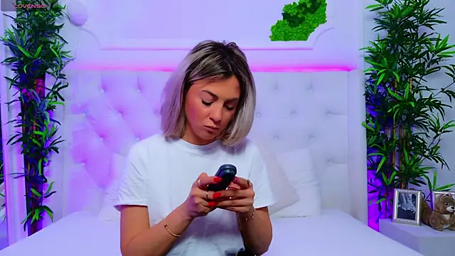 Snapshot of AriannaSins chatting on November 10, 3:00 pm AriannaSins online show from November 10, 3:00 pm