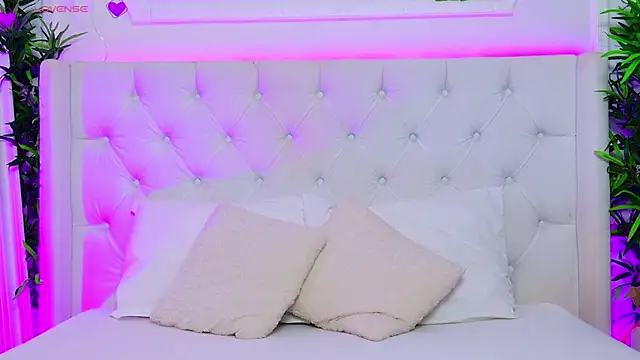 Snapshot of AriannaSins chatting on December 2, 2:01 pm AriannaSins online show from December 2, 2:01 pm