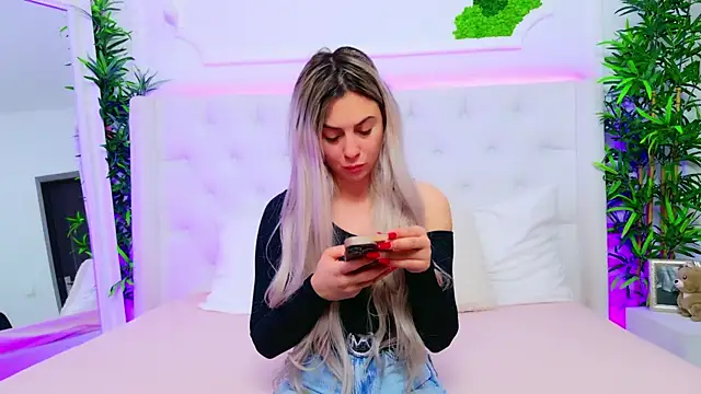 Snapshot of AriannaSins chatting on December 5, 1:31 pm AriannaSins online show from December 5, 1:31 pm