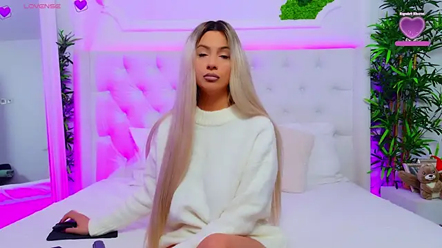 Snapshot of AriannaSins chatting on December 16, 1:49 pm AriannaSins online show from December 16, 1:49 pm