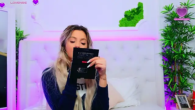 Snapshot of AriannaSins chatting on January 8, 1:24 pm AriannaSins online show from January 8, 1:24 pm