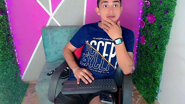 Snapshot of Ruiz2416 chatting on October 17, 11:24 am Ruiz2416 online show from October 17, 11:24 am
