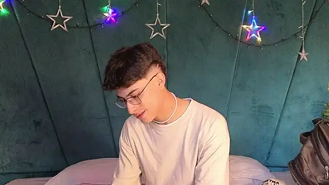 Aaron Eze online show from December 13, 9:42 pm