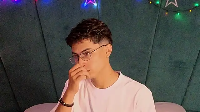 Aaron Eze online show from December 18, 9:54 pm