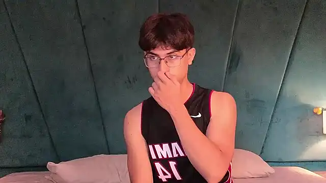 Aaron Eze online show from February 19, 8:16 pm