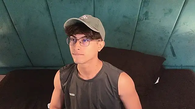 Aaron Eze online show from April 10, 12:32 pm