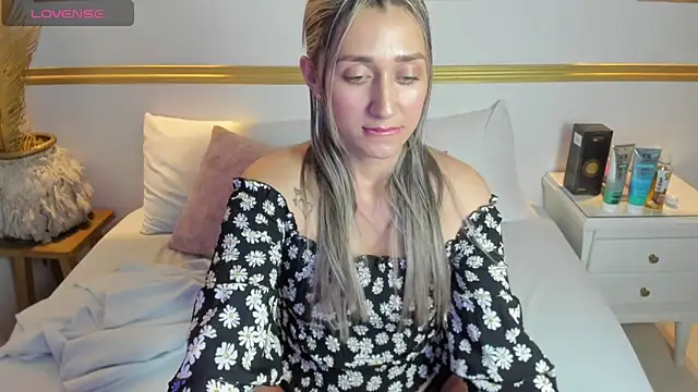 Snapshot of karlyy_ chatting on October 27, 8:02 pm karlyy online show from October 27, 8:02 pm