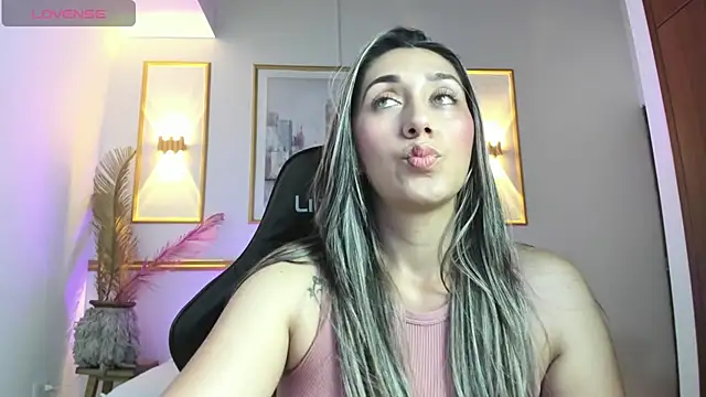 Snapshot of karlyy_ chatting on December 17, 7:20 pm karlyy online show from December 17, 7:20 pm