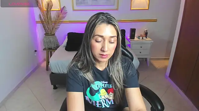 Snapshot of karlyy_ chatting on December 19, 7:10 pm karlyy online show from December 19, 7:10 pm