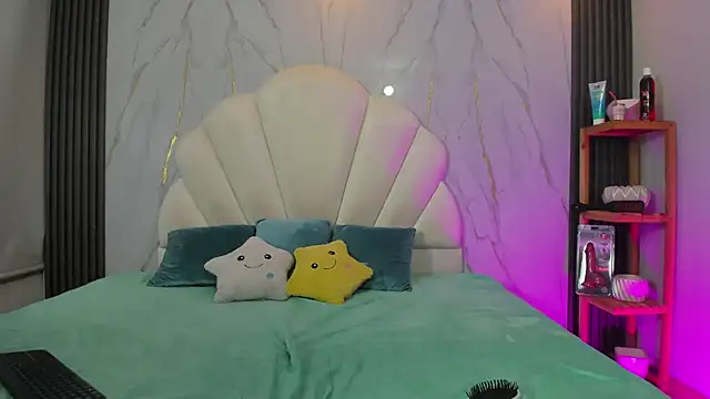 hoot booys  online show from April 7, 3:40 am