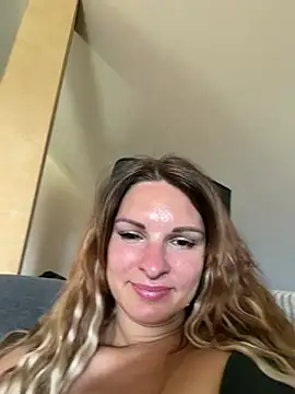 Snapshot of kinkysarahx chatting on June 3, 10:07 am kinkysarahx online show from June 3, 10:07 am