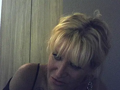 Snapshot of Bornbutiful chatting on February 14, 10:23 am Bornbutiful online show from February 14, 10:23 am