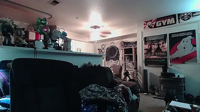 biggerisbetter12 online show from March 26, 9:48 am