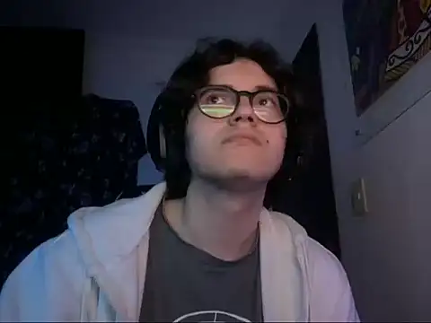 Snapshot of modelogustin chatting on October 20, 4:13 am modelogustin online show from October 20, 4:13 am