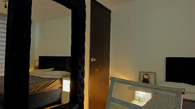 melanie roux   online show from April 15, 12:23 pm