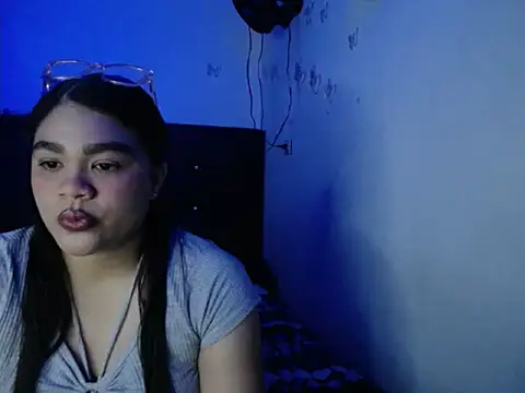Snapshot of 2moons_full_of_love chatting on November 21, 12:10 am 2moons full of love online show from November 21, 12:10 am