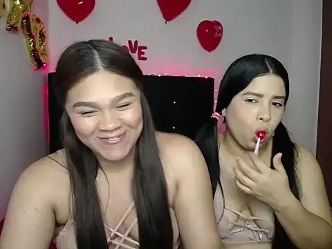 Snapshot of 2moons_full_of_love chatting on February 15, 7:51 am 2moons full of love online show from February 15, 7:51 am