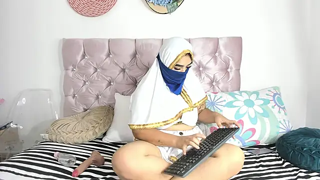 Inaya Khalifa online show from November 14, 3:05 am