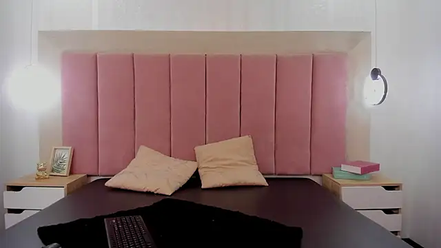 Isabella Marsh online show from November 25, 1:00 pm