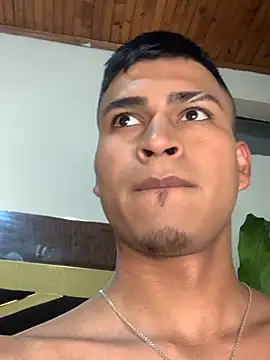 Snapshot of Emiliano_Reyes chatting on July 7, 6:47 am Emiliano Reyes online show from July 7, 6:47 am