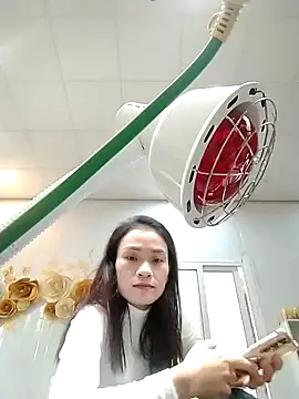 Snapshot of Miube2k chatting on November 4, 6:34 am Miube2k online show from November 4, 6:34 am