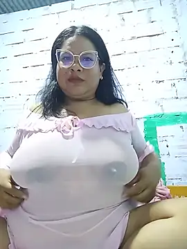 Snapshot of celeste122595 chatting on June 7, 3:32 am celeste122595 online show from June 7, 3:32 am