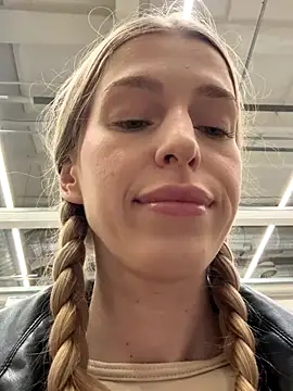 kira mia online show from December 16, 3:39 pm